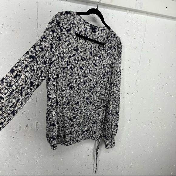 Lucky Brand size Medium Blue Floral Drawstring Bottom Blouse - Picture 4 of 11